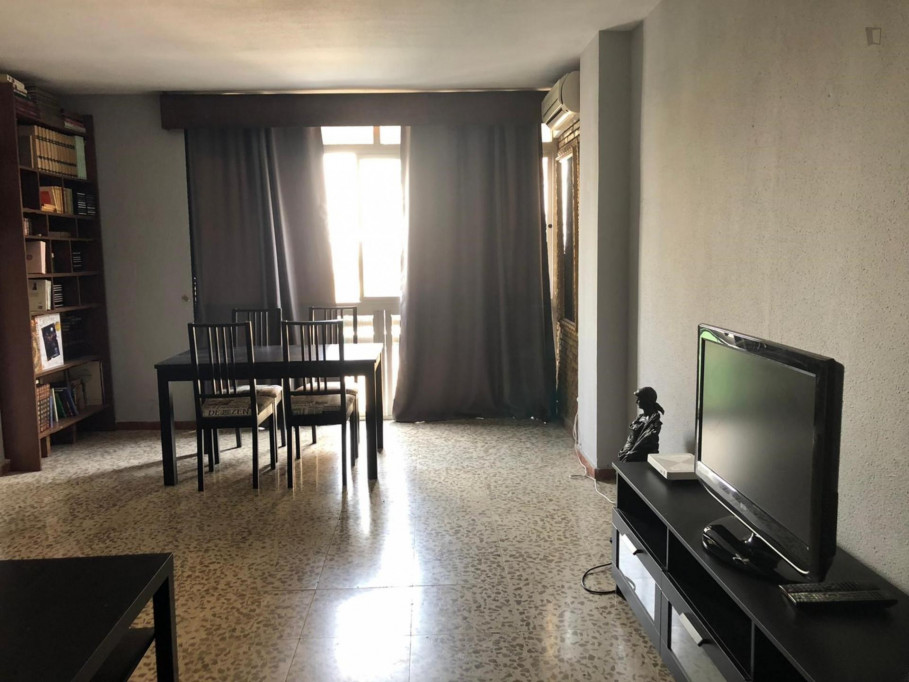 Double bedroom in a 3-bedroom flat, in the centre of Málaga