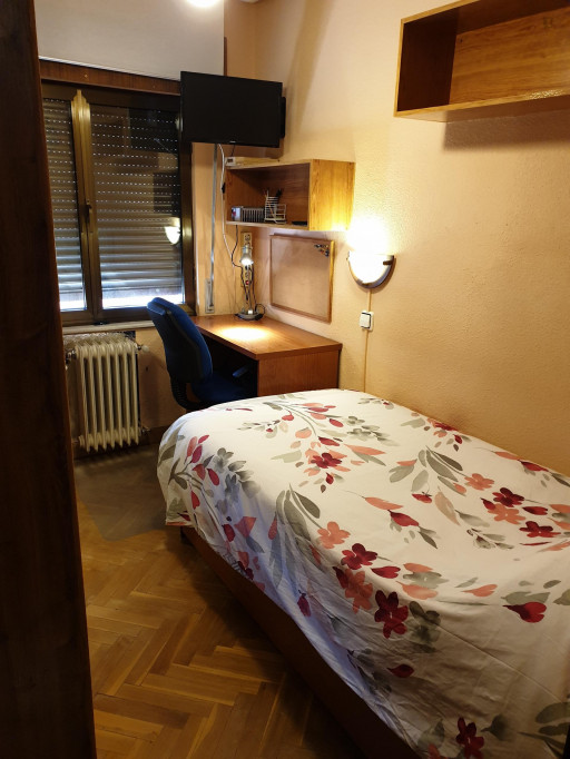 Homely single bedroom in a student flat, in Barrio del Oeste