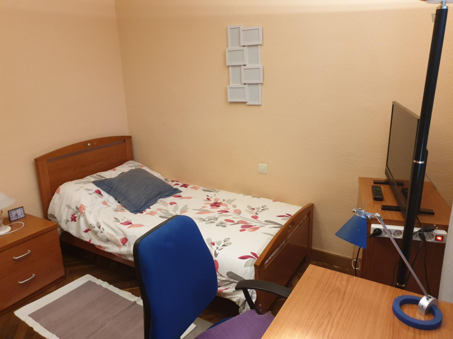 Homely single bedroom in a student flat, in Barrio del Oeste