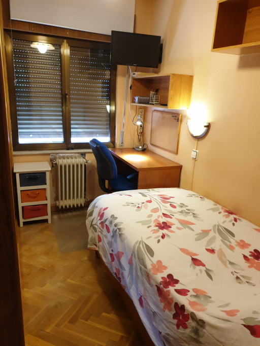 Homely single bedroom in a student flat, in Barrio del Oeste