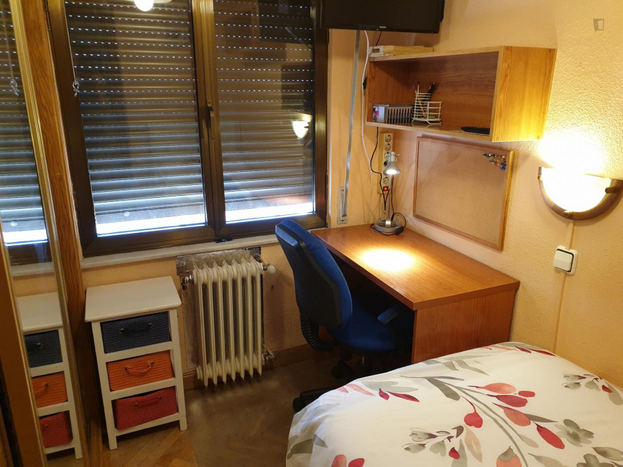 Homely single bedroom in a student flat, in Barrio del Oeste