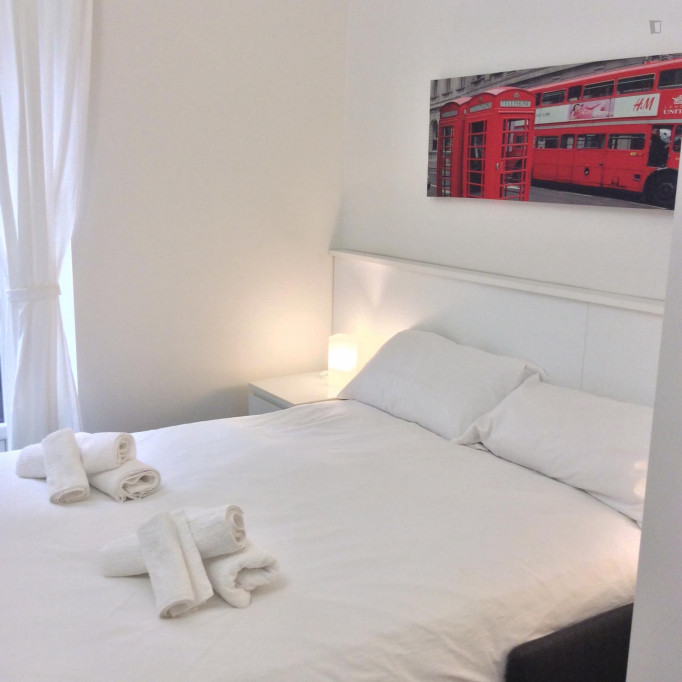 Double bedroom, with private bathroom and balcony, in 3-bedroom apartment