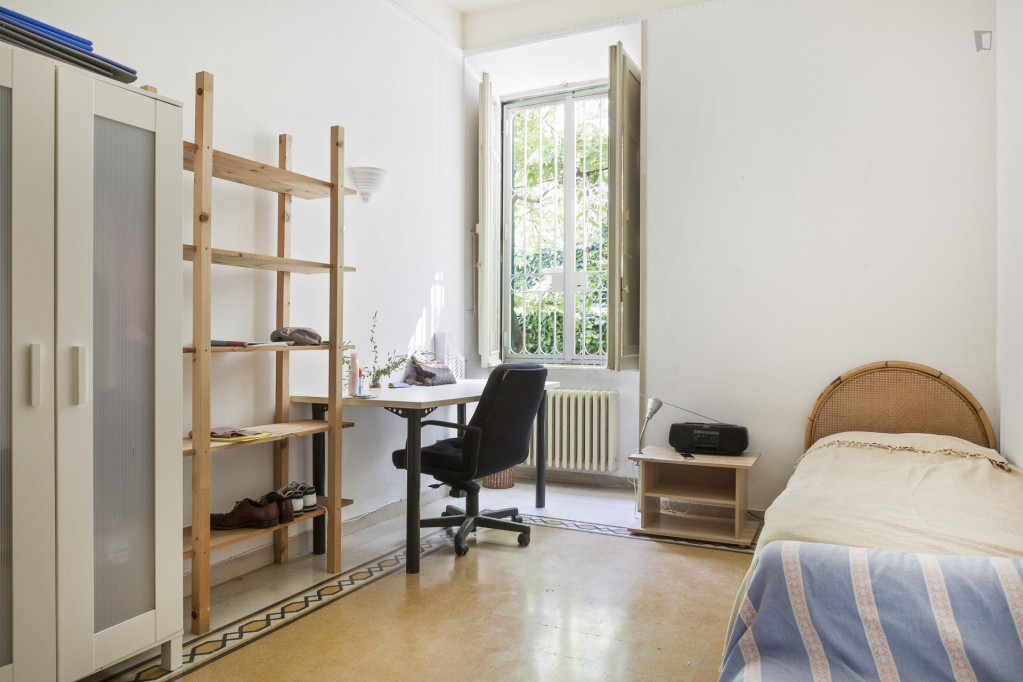 Bright single bedroom in a 3-bedroom flat not far from Sapienza Università di Roma