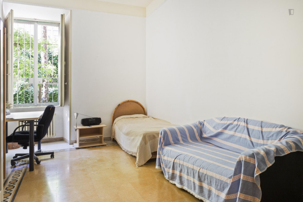 Bright single bedroom in a 3-bedroom flat not far from Sapienza Università di Roma