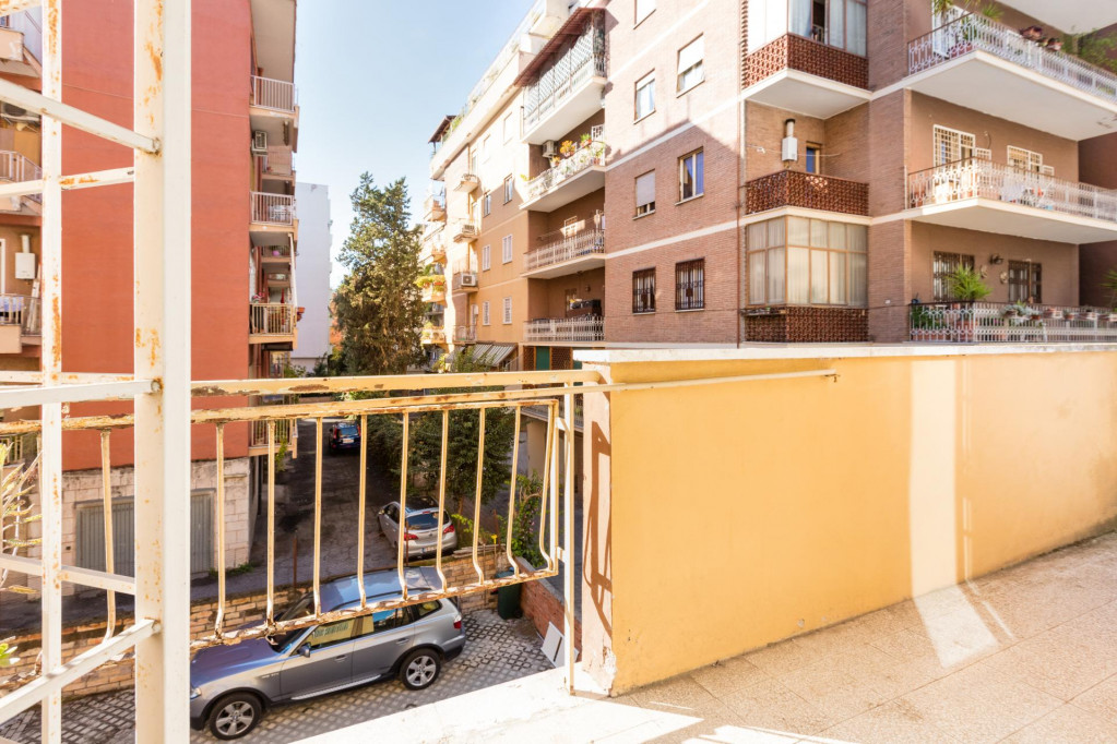 Homely double bedroom with balcony in Municipio VIII