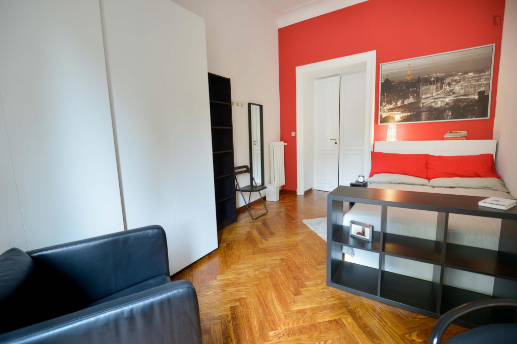 Comfy double bedroom in Turin
