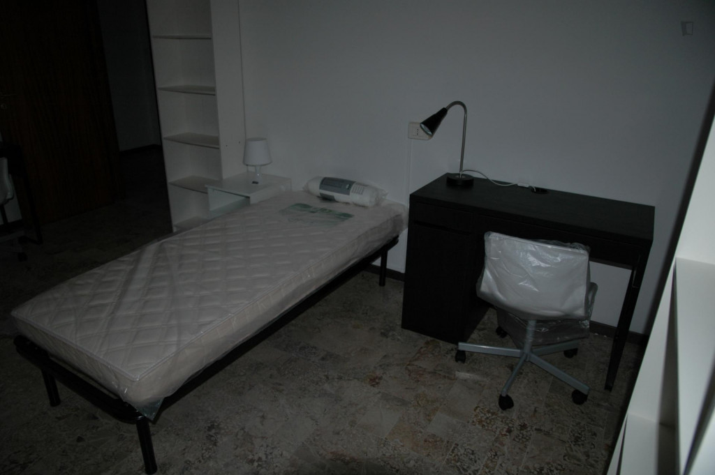 Bed in a twin bedroom close to Policlinico Sant'Orsola Malpighi