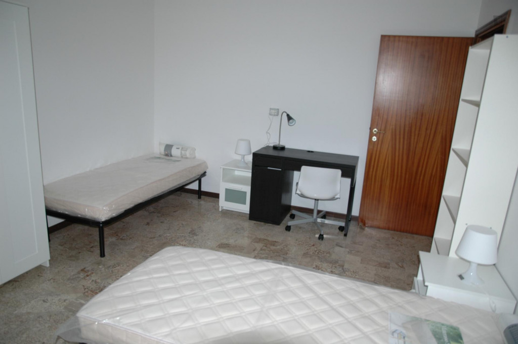 Bed in a twin bedroom close to Policlinico Sant'Orsola Malpighi