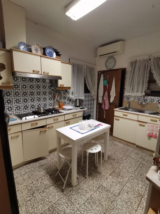 Single bedroom in a 5-bedroom house in Fraião