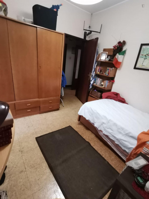 Single bedroom in a 5-bedroom house in Fraião