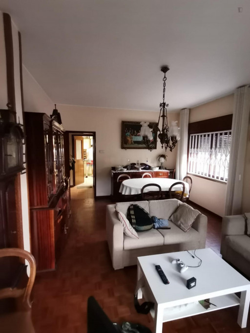 Double bedroom in a 5-bedroom house in Fraião