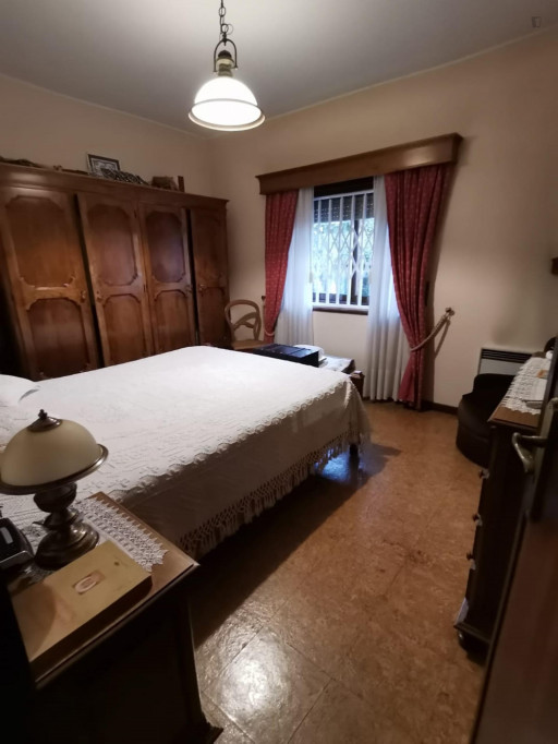 Double bedroom in a 5-bedroom house in Fraião