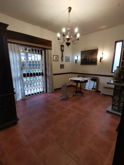 Double bedroom in a 5-bedroom house in Fraião