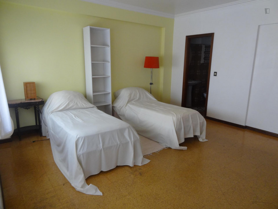 Charismatic twin ensuite bedroom in Benfica