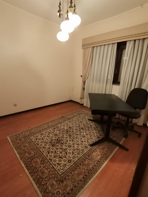 Single bedroom in a 5-bedroom house in Fraião