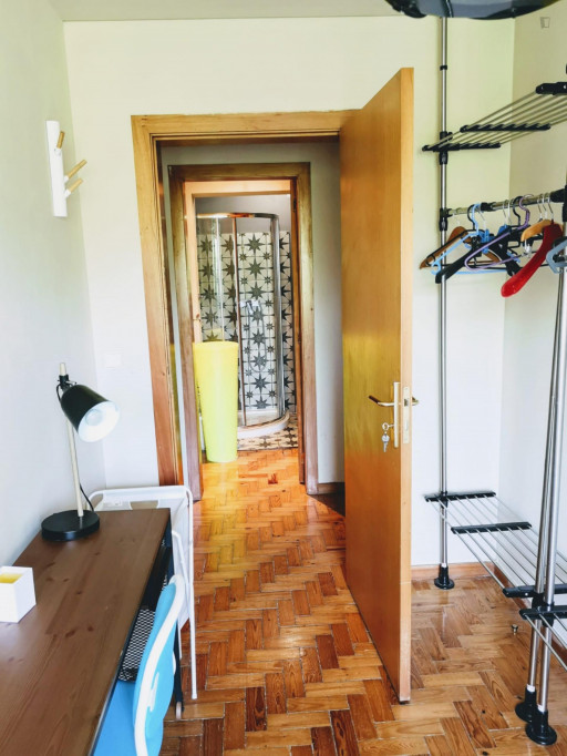 Single bedroom in a 5-bedroom apartment near Jardim Fernando Pessa