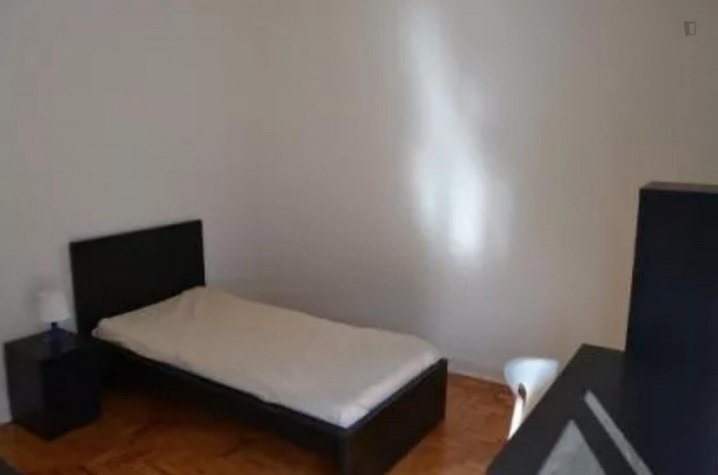 Single bedroom in a 4-bedroom flat, near the Bencanta train station