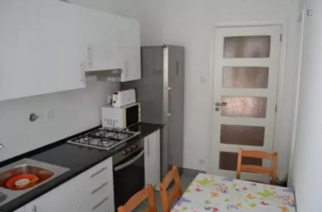 Single bedroom in a 4-bedroom flat, near the Bencanta train station