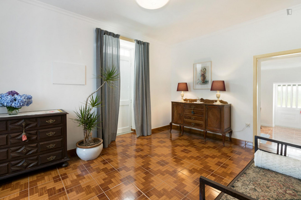 Double bedroom, with balcony, in 2-bedroom house