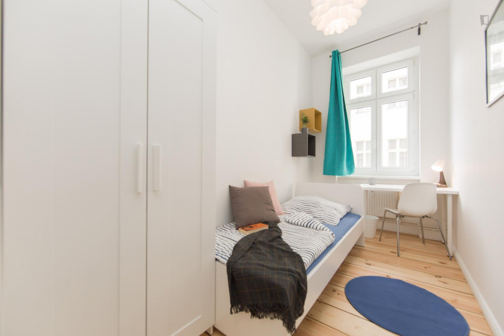 Charming single bedroom in a 4-bedroom apartment near Friedhof Adlershof park