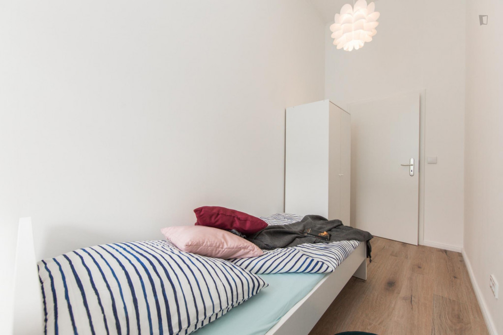 Nice single bedroom in a 5-bedroom apartment near Prenzlauer Allee/Ostseestr. (Berlin) tram stop