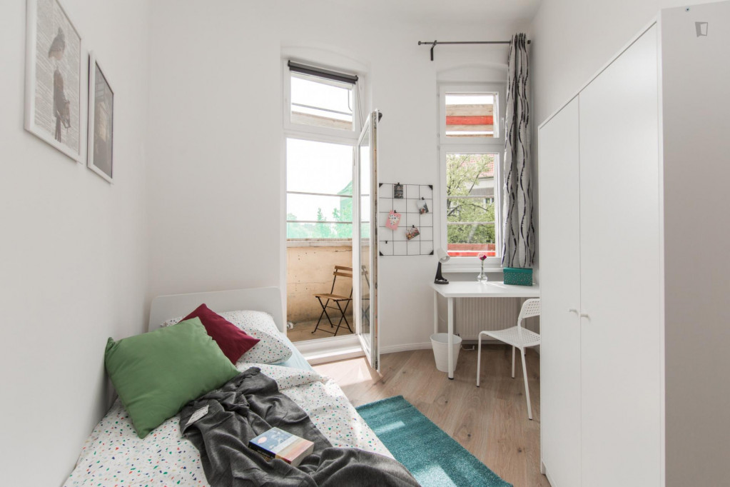 Amazing single bedroom in a 5-bedroom apartment near Prenzlauer Allee/Ostseestr. (Berlin) tram stop