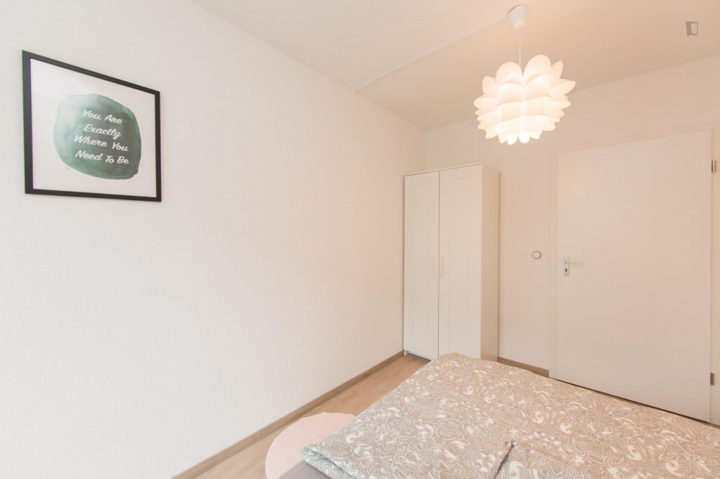 Cozy single bedroom in a 4-bedroom apartment near Berlin-Neukölln transport station