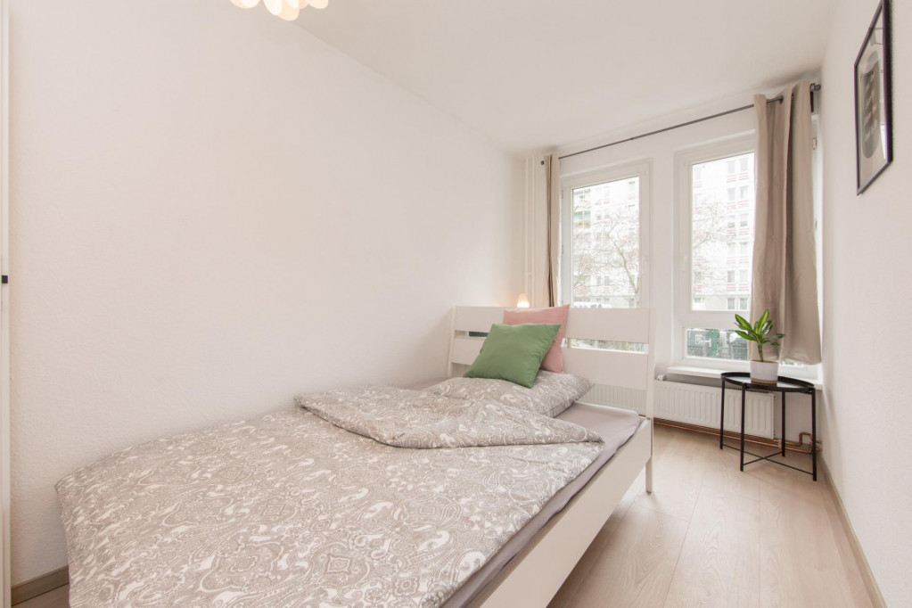 Cozy single bedroom in a 4-bedroom apartment near Berlin-Neukölln transport station