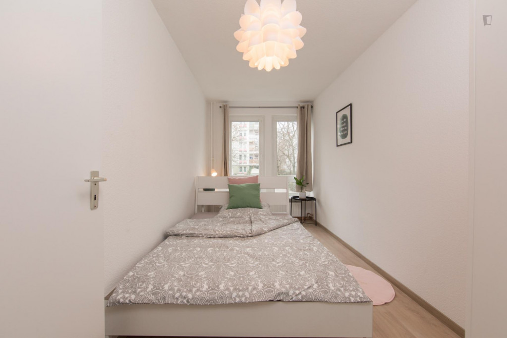 Cozy single bedroom in a 4-bedroom apartment near Berlin-Neukölln transport station