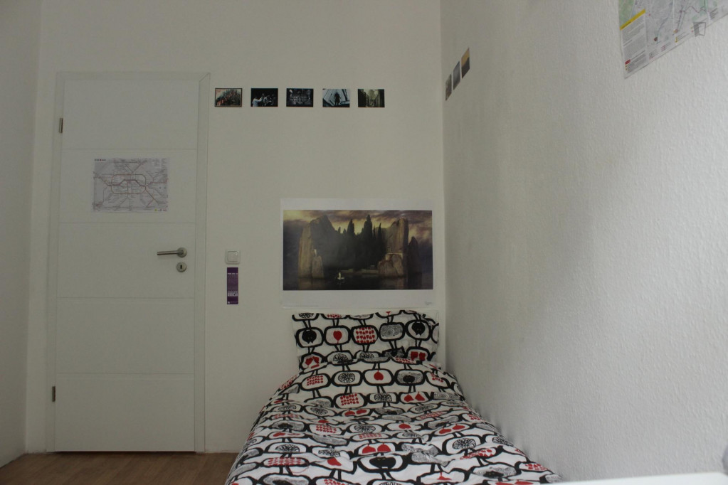 Snug single bedroom in a flat to share in Moabit