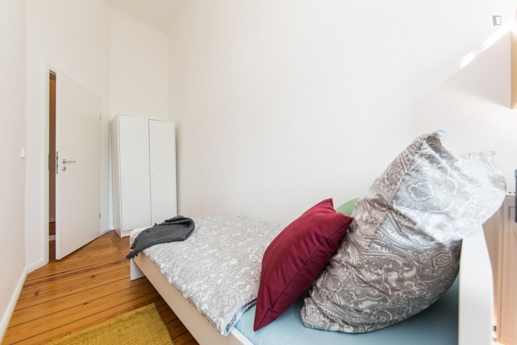 Fantastic single bedroom in a 5-bedroom apartment near Prenzlauer Allee/Ostseestr. (Berlin) tram stop