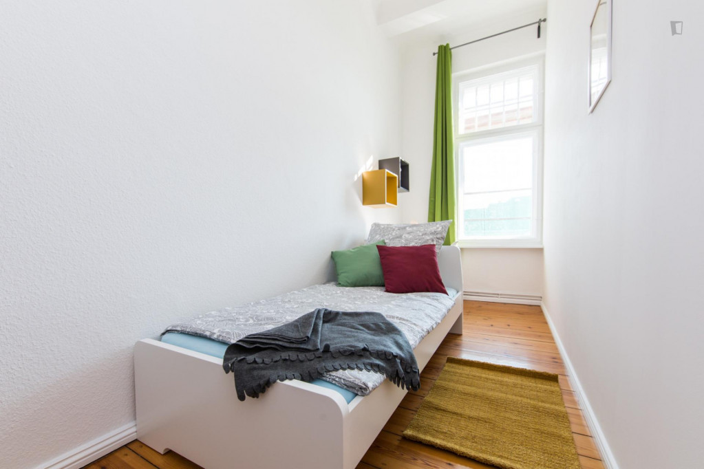 Fantastic single bedroom in a 5-bedroom apartment near Prenzlauer Allee/Ostseestr. (Berlin) tram stop