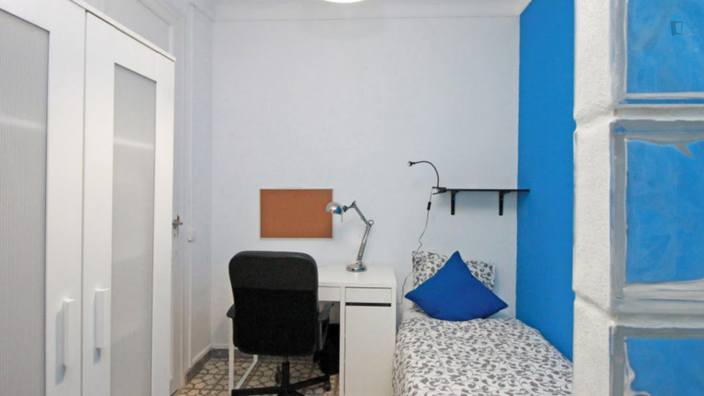 Nice single bedroom in El Poble-sec