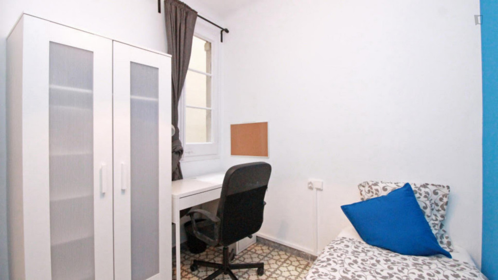 Nice single bedroom in El Poble-sec