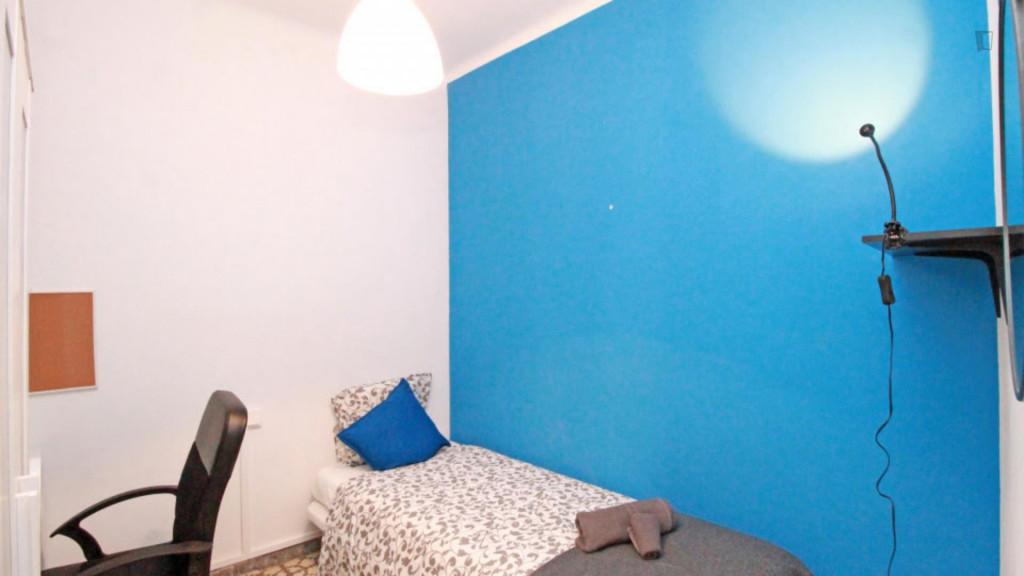 Nice single bedroom in El Poble-sec