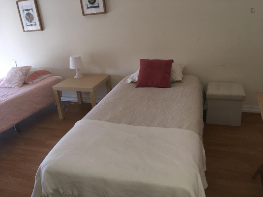 Double bedroom near Catholic University Porto