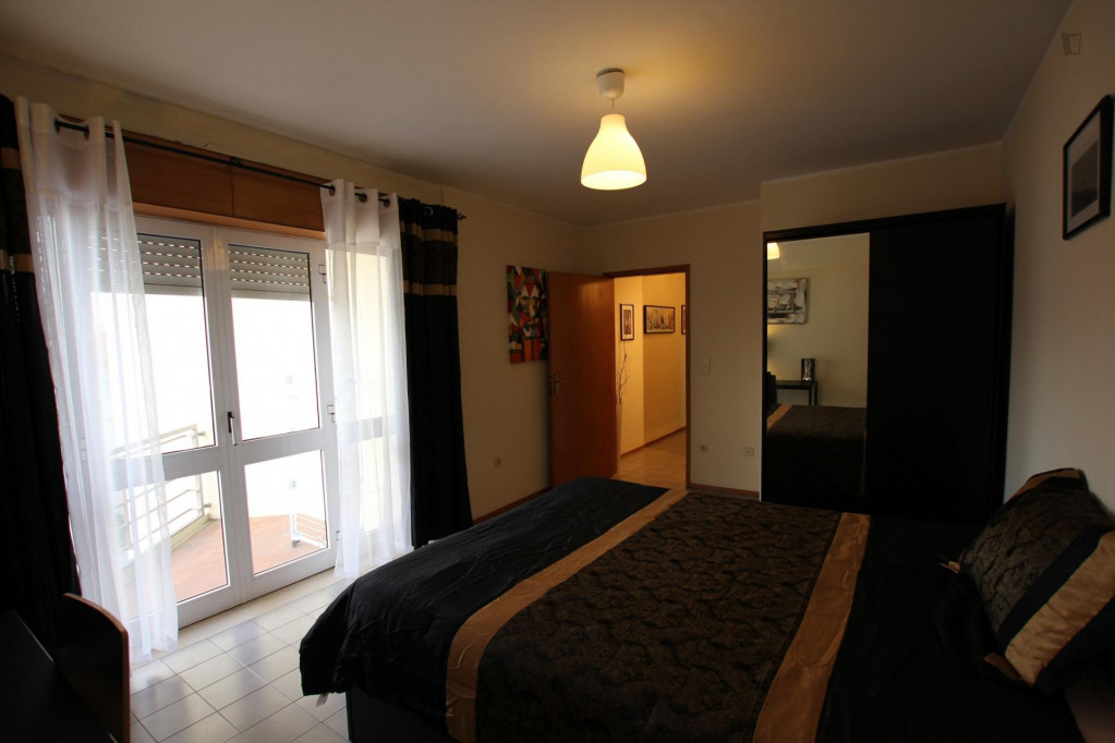 Extra large bedroom in Porto with private terrace.