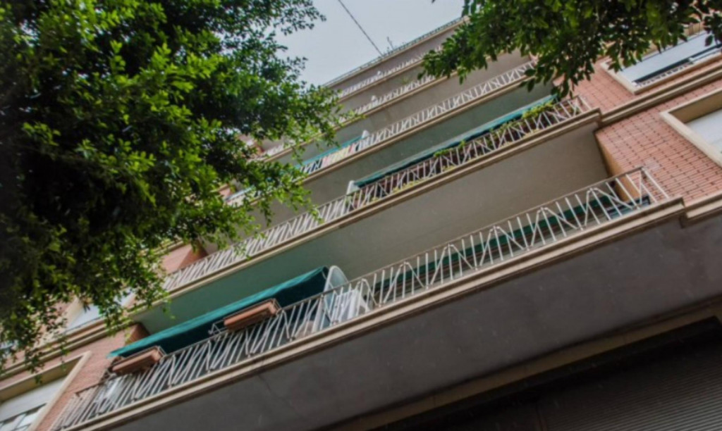 Snug double bedroom in a student flat, in Sant Francesc