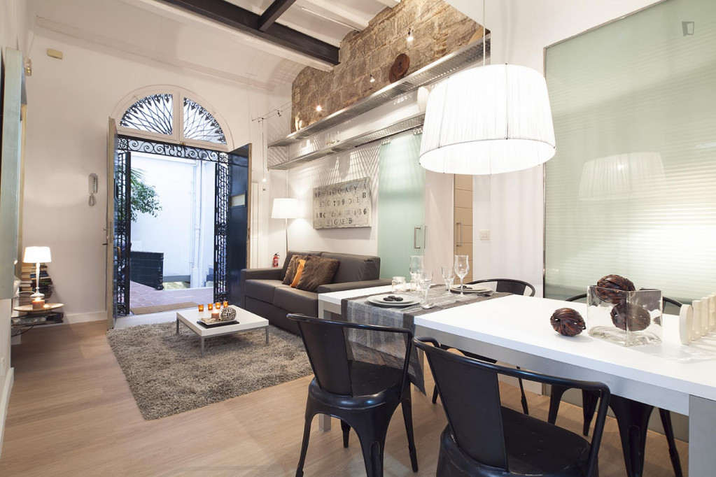 Posh 1-bedroom apartment in classic El Barri Gòtic