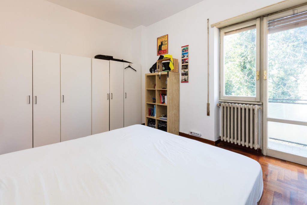 Comfy double bedroom with balcony not too far from EUR Magliana train station