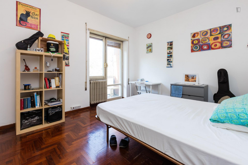 Comfy double bedroom with balcony not too far from EUR Magliana train station