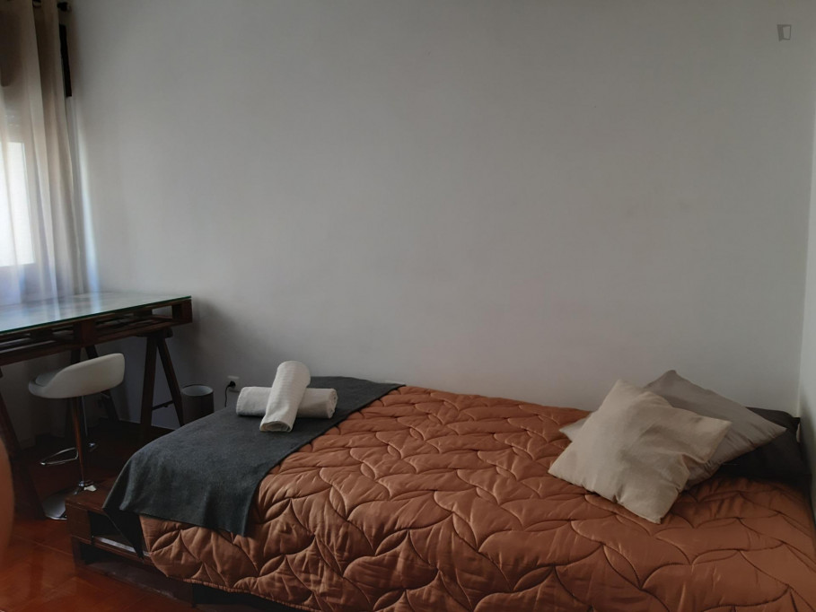 Homely single bedroom near the Jardim do Morro metro