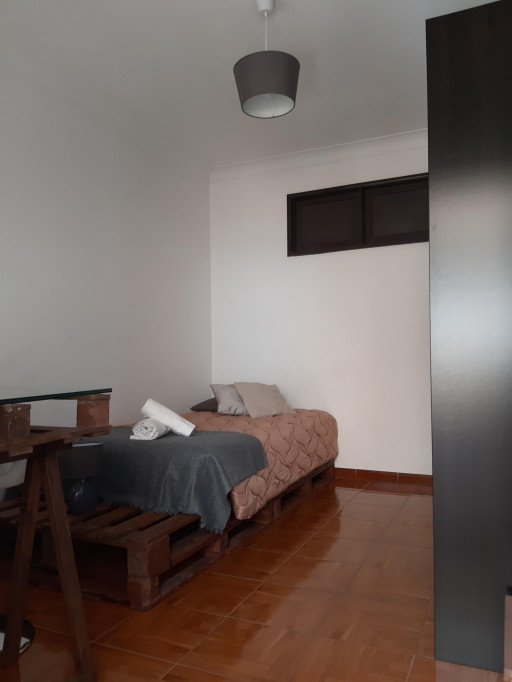 Homely single bedroom near the Jardim do Morro metro