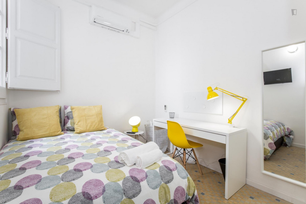 Sublime double bedroom close to the popular Plaça de Espanya