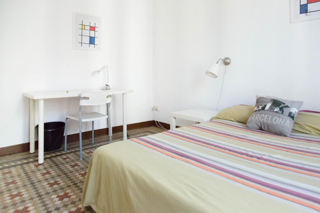 Ample double bedroom in a 4-bedroom apartment close to the Girona metro station