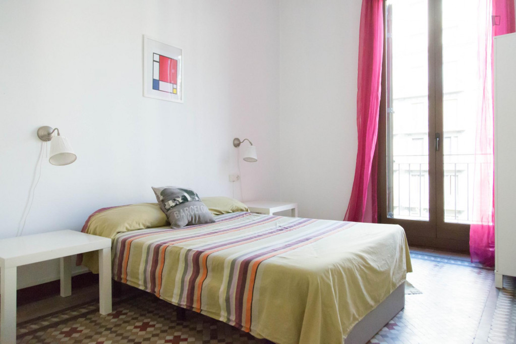 Ample double bedroom in a 4-bedroom apartment close to the Girona metro station