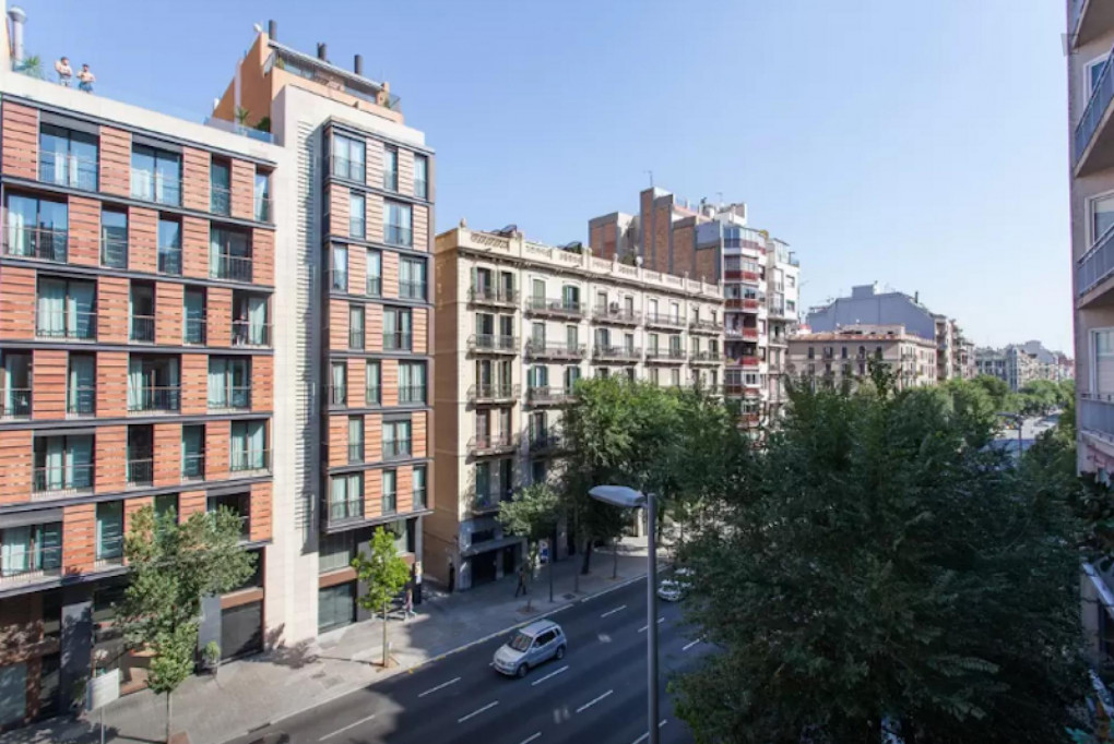 Comfortable double bedroom in the trendy Dreta l'Eixample neighbourhood