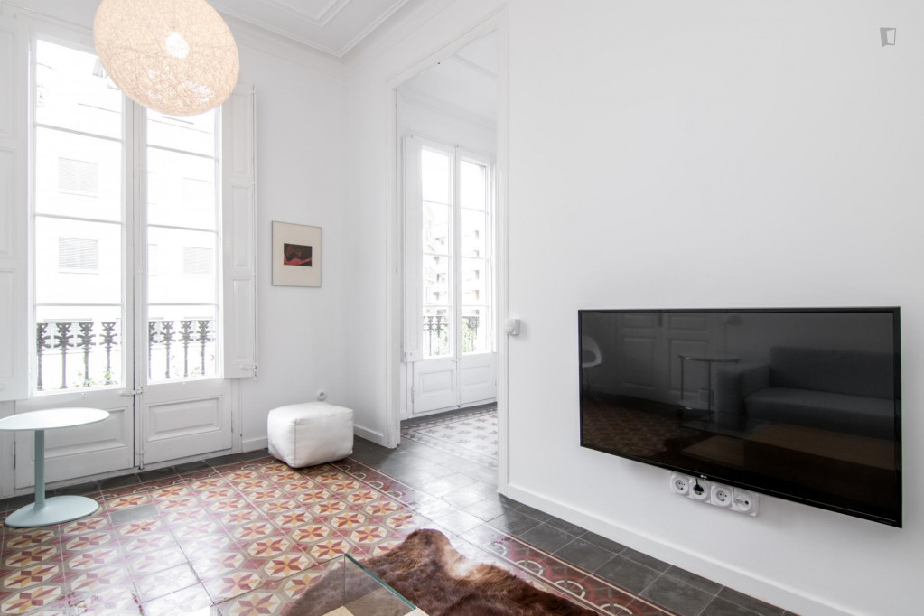 Large Double bedroom in a 3-bedroom flat, in Dreta de l'Eixample