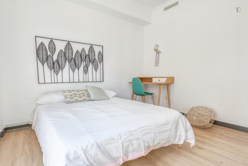 Charming bedroom witih balcony in 4-bdr flat in València-Cabanyal