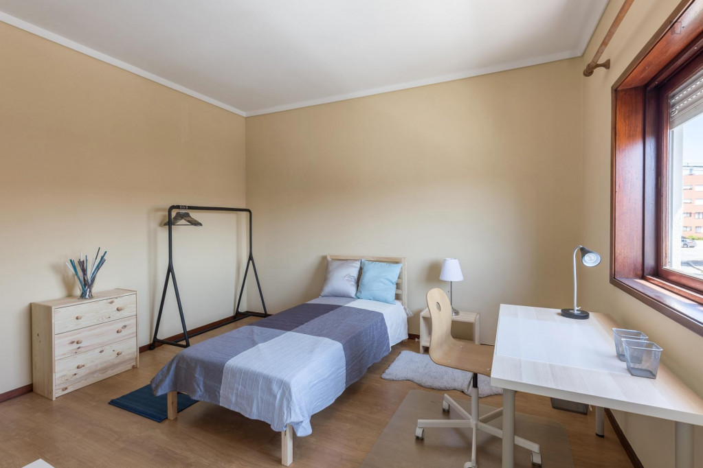 Single bedroom, with balcony, not far from ISEP - Instituto Superior de Engenharia do Porto